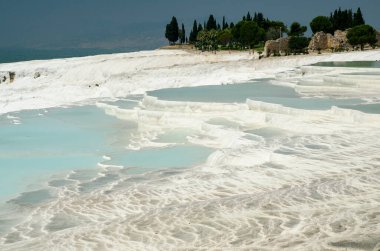 Mavi Göl ve nehir-in Pamukkale beyaz kıyıları, doğa harikası arka plan ile