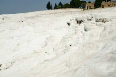 Pamukkale, Türkiye'nin güzel beyaz dağlar. Pamukkale, doğal arka plan beyaz tepede. Pamukkale turizm konumu Türkiye'de