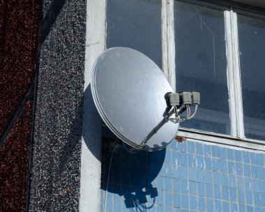 uydu çanak anten binanın duvarında asılı