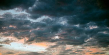 İnanılmaz renkli fırtınalı gökyüzü günbatımı ışınları hareketli kara bulutlar ile