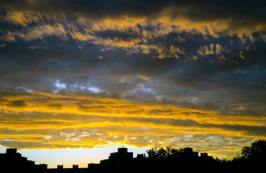 Gökyüzü bulutlu ateş - şaşırtıcı günbatımı gibi. Fırtınalı gökyüzü doğal arka plan