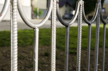 Yasak bölge, yasak bölge, özel mülkiyet kavramı bir sembolü olarak metal çit