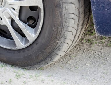 Araba tekerleği yakın görünümü, kirli tekerlek fotoğrafı
