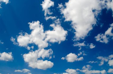 Güneş ışınlarıbeyaz bulutlar ile Mavi gökyüzü, saf gökyüzü arka plan