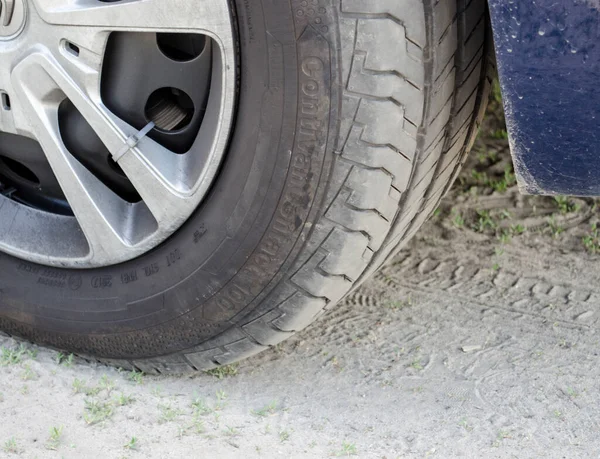 Araba tekerleği yakın görünümü, kirli tekerlek fotoğrafı