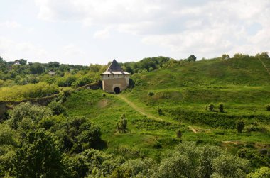 Eski kale duvarları ve bir kule kalıntıları ile Ortaçağ manzara. Khotyn Kalesi Xiv yüzyıl kalıntıları, Ukrayna