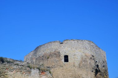 Eski kale kule mavi gökyüzü arka plan üzerinde. tarihsel posterler ve arka planlar için şablon