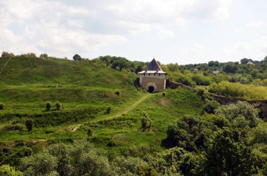 Eski kale duvarları ve bir kule kalıntıları ile Ortaçağ manzara. Khotyn Kalesi Xiv yüzyıl kalıntıları, Ukrayna