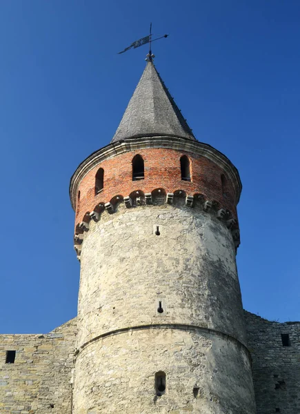 Ukrayna'da Kamianets-Podilskyi Kalesi (Xiv yüzyıl) tuğla duvar ve kule. Ortaçağ tahkimatı