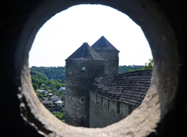 Ukrayna'da Kamianets-Podilskyi Kalesi (Xiv yüzyıl) eski tuğla duvar ve kule