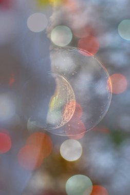 Soyut ışıltılı arka plan deseni, kutlama duvar kağıdı, sunum kapağı. Canlı renkler, şenlikli duvar kâğıdı çizimi