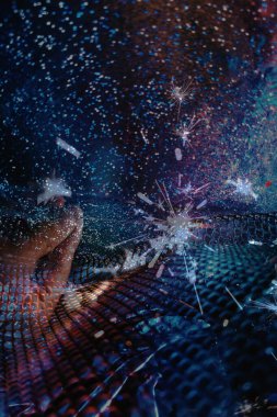 Soyut ışıltılı arka plan deseni, kutlama duvar kağıdı, sunum kapağı. Canlı renkler, şenlikli duvar kâğıdı çizimi