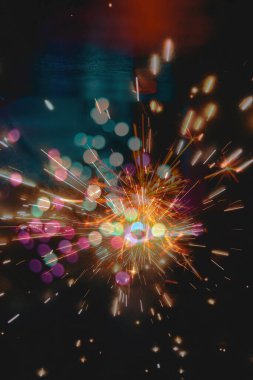 Soyut ışıltılı arka plan deseni, kutlama duvar kağıdı, sunum kapağı. Canlı renkler, şenlikli duvar kâğıdı çizimi