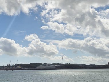 Bulutlu Gökyüzü Altında Su Yansımalı Rüzgar Çiftliği