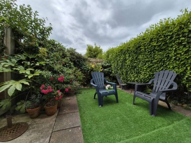 Arka Bahçe Yeşillik Bulutlu Gökyüzü Altında Çiçekler ve Ev Planı