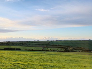 Bulutlu ve Güneş Işıklı Highland Manzarası