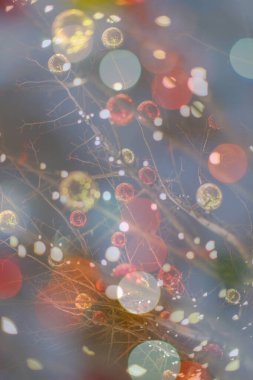 Soyut ışıltılı arka plan deseni, kutlama duvar kağıdı, sunum kapağı. Canlı renkler, şenlikli duvar kâğıdı çizimi