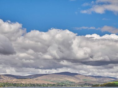 Yukarıdan manzara, bulutlar, mavi gökyüzü, bulutlar ve mavi gökyüzü, arka plan güzel manzaranın bir görüntüsü.
