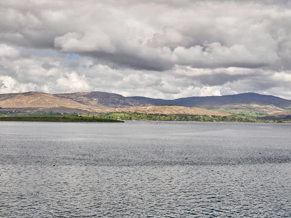 Kuzeydeki dağların kuzeyindeki göl bölgesi.
