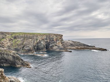 Portekiz 'in kuzeyindeki Atlantik Okyanusu' nun kayalık uçurumları