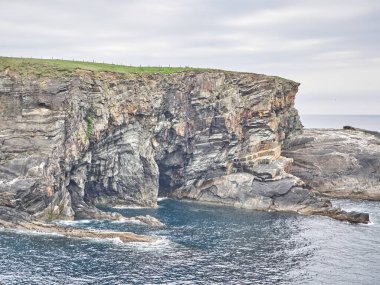 Atlantik kıyısındaki kayalıklar