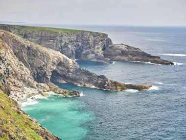 Okyanusun kayalıkları ve uçurumları. County Clare, İrlanda 'da.