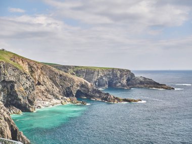 Cornwall, İngiltere 'nin batısındaki kayalıklar ve deniz.