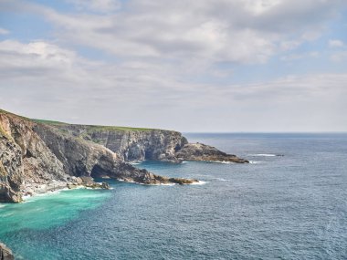 Atlantik okyanusundaki kayalıklar ve okyanus, ilçe mantarı, Portekiz
