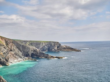 Deniz kıyısı olan güzel bir manzara.