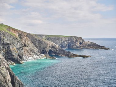 Portekiz 'in kuzeyindeki Atlantik Okyanusu' nun uçurumlarının manzarası.