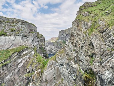 İskoçya 'nın Skye Adası' ndaki kayalıkların manzarası