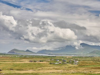 İrlanda 'da bulutlu bir günde dağların manzarası