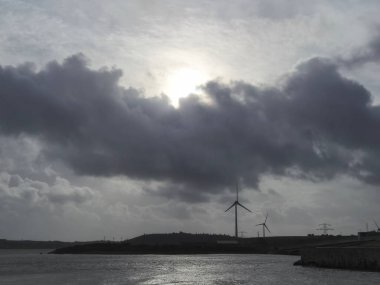 Okyanus arka planında fırtınalı bir gökyüzü