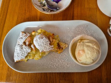 Beyaz bir tabakta lezzetli pasta tatlısı Kapalı Arkaplan