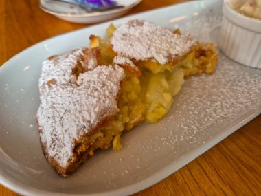 Beyaz bir tabakta lezzetli pasta tatlısı Kapalı Arkaplan