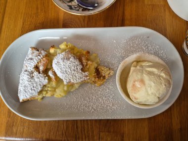 Beyaz bir tabakta lezzetli pasta tatlısı Kapalı Arkaplan