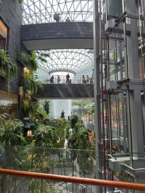 Singapur 'daki Jewel Changi Havalimanı' nda ikonik HSBC Yağmur Girdabı bulunmaktadır. Fütüristik mimari tasarım Singapur 'un şehir gelişimi, sürdürülebilir tasarım ve dünya klasında havaalanı deneyimini temsil etmektedir..