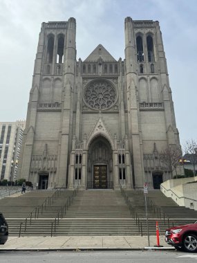 San Francisco 'daki Nob Hill' de bulunan Grace Katedrali, sivri kemerli Gotik Diriliş mimarisi, ayrıntılı taş perçemi ve büyük vitraylı pencereler sergiliyor. Avrupa katedrallerinden esinlenilmiştir.