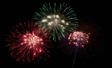 Gece gökyüzünde patlayan parlak renkli havai fişekler, neşeli ve kutlayıcı bir atmosfer yaratıyor. Tatiller, festivaller, yeni yıl kutlamaları ve özel etkinlikler için ideal bir zemin.