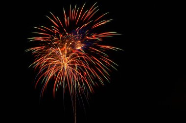 Gece gökyüzünde patlayan parlak renkli havai fişekler, neşeli ve kutlayıcı bir atmosfer yaratıyor. Tatiller, festivaller, yeni yıl kutlamaları ve özel etkinlikler için ideal bir zemin.