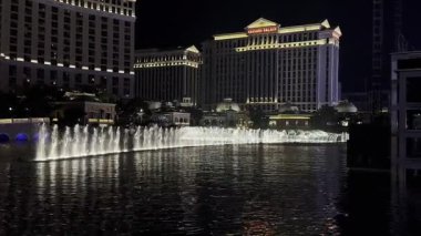 Geceleri senkronize su jetleri ve renkli ışıklarla muhteşem aydınlatılmış dans eden çeşme performansı. Modern şehir meydanlarında ve turizm beldelerinde popülerlik.