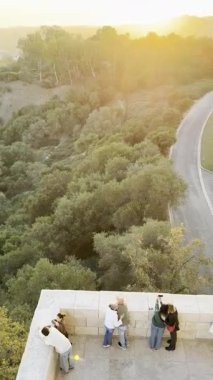 Los Angeles şehir merkezinin panoramik gün batımı manzarası Getty Center 'dan şehri ve çevresindeki tepeleri gören gökyüzü.