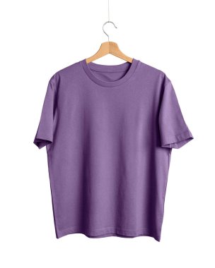 Pamuk tişört modeli, ametist mor morumsu beyaz palet, kaliteli tekstil dokusu, ürün kişiselleştirme ekom modeli, stüdyo ışıklandırması.