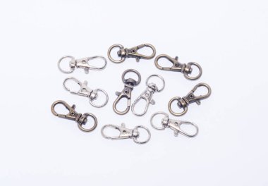 Bronz ve krom döner kancalar ve kancalar, beyaz üzerine izole edilmiş..