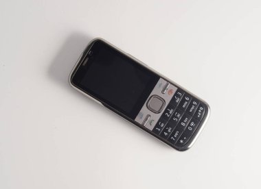 Siyah ekranlı eski bir cep telefonu