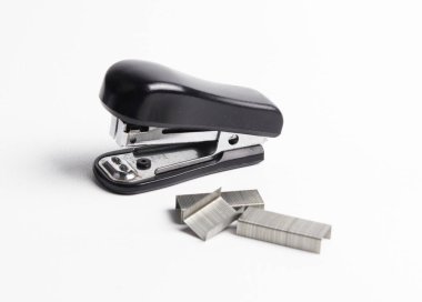 Beyaz zemin üzerinde siyah küçük zımba ve zımbalar (bağlayıcı).