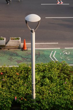 Yol kenarında bir sokak lambası, geceleri sokakları aydınlatmak için..