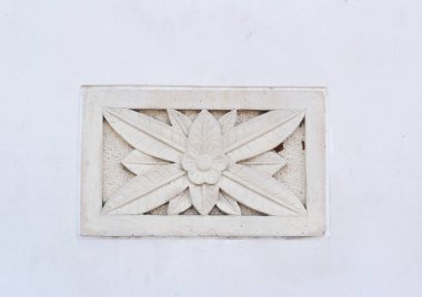 Duvar süsü için çiçek tasarımı taş oyma.