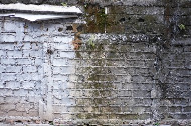 Griye boyanmış bitmemiş beton ve tuğla duvar.