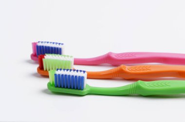 Yumuşak tüylü çok renkli diş fırçaları. Nazik ve hassas diş etleri için tasarlanmış. Artan temas alanı için kıllar ince uçlara bölünür.